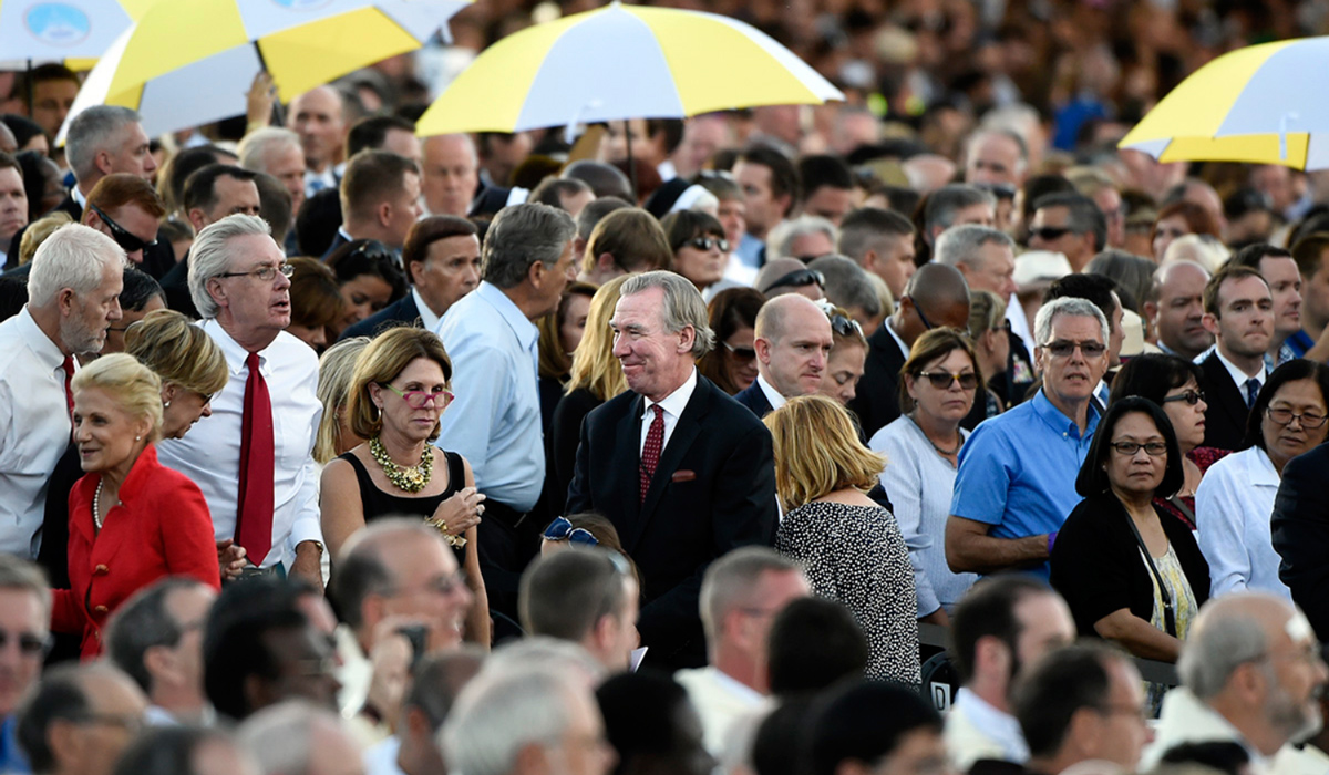 Garvey in crowd at 2015 papal Mass